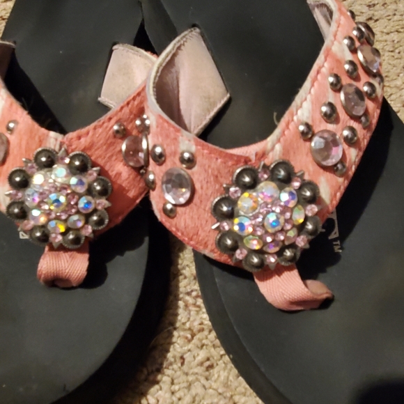 2 Pairs of Rhinestone Flip Flops Grazie & Hidensole - Picture 6 of 6